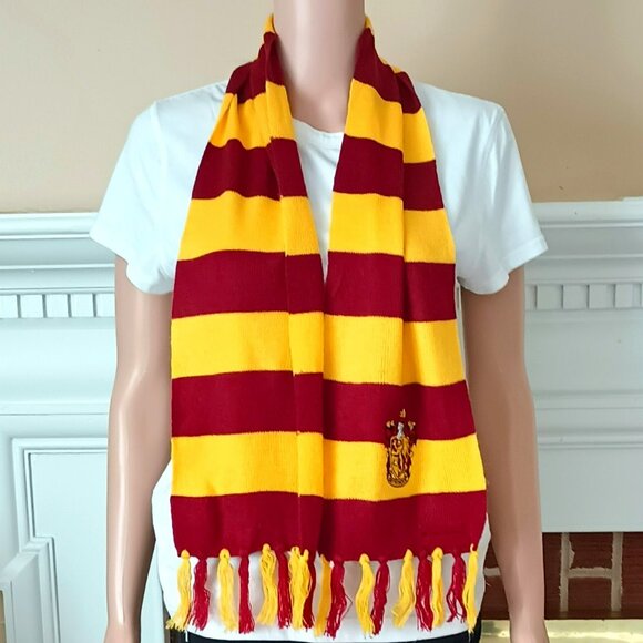 Harry Potter Gryffindor Classic Scarf Knitted Crest Rectangle Fringed Scarf - Picture 1 of 7